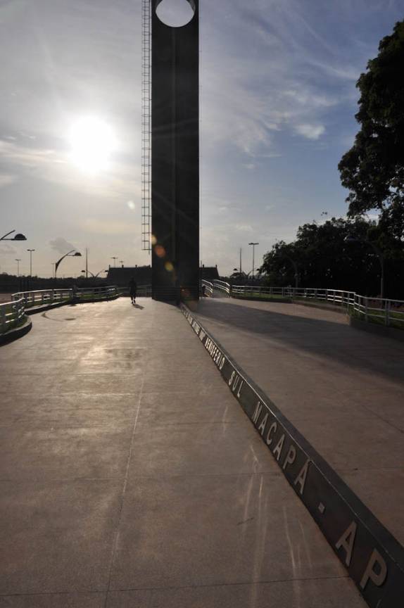 Sol atrás do monumento da linha do Equador, em Macapá - AP